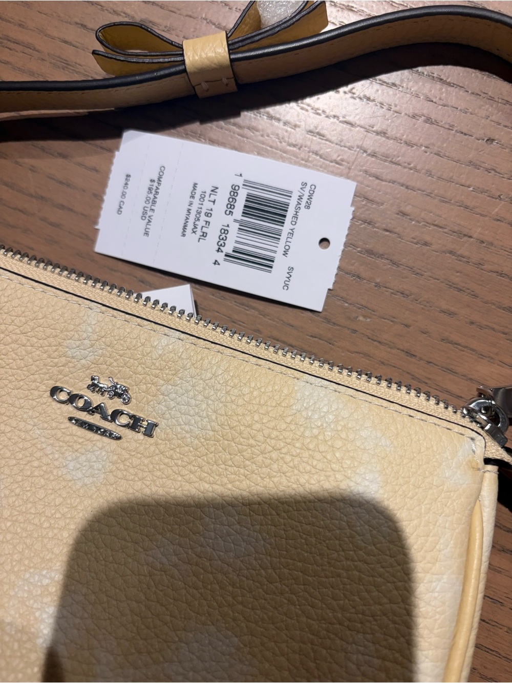 Coach Pale Yellow and White Leather Wristlet new - Picture 3 of 3
